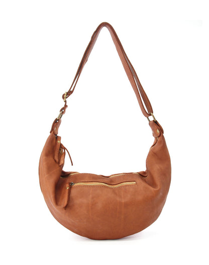 Die Rückansicht der eleganten LUNA Hobo Crescent Bag aus cognacbraunem, italienischem Lavada-Leder auf hellem Studiohintergrund. Das Bild hebt die makellose, großflächige Verarbeitung des butterweichen Echtleders und die harmonisch geschwungene Halbmond-Silhouette ohne ablenkende Details hervor.