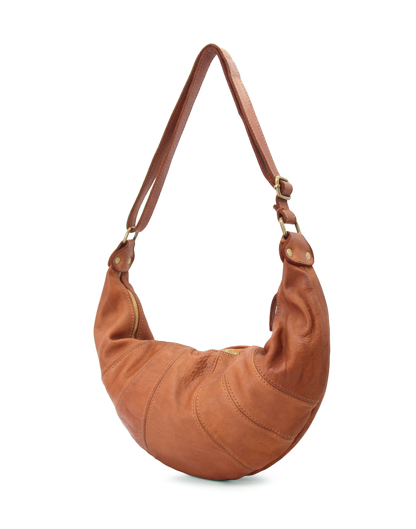 Detailreiche Seitenansicht der LUNA Halbmond-Tasche in Cognac-Braun. Das Bild zeigt die ergonomisch geschwungene Form der Hobo Bag, die sich beim Tragen perfekt an den Körper anschmiegt, sowie die präzise Befestigung des verstellbaren Riemens.