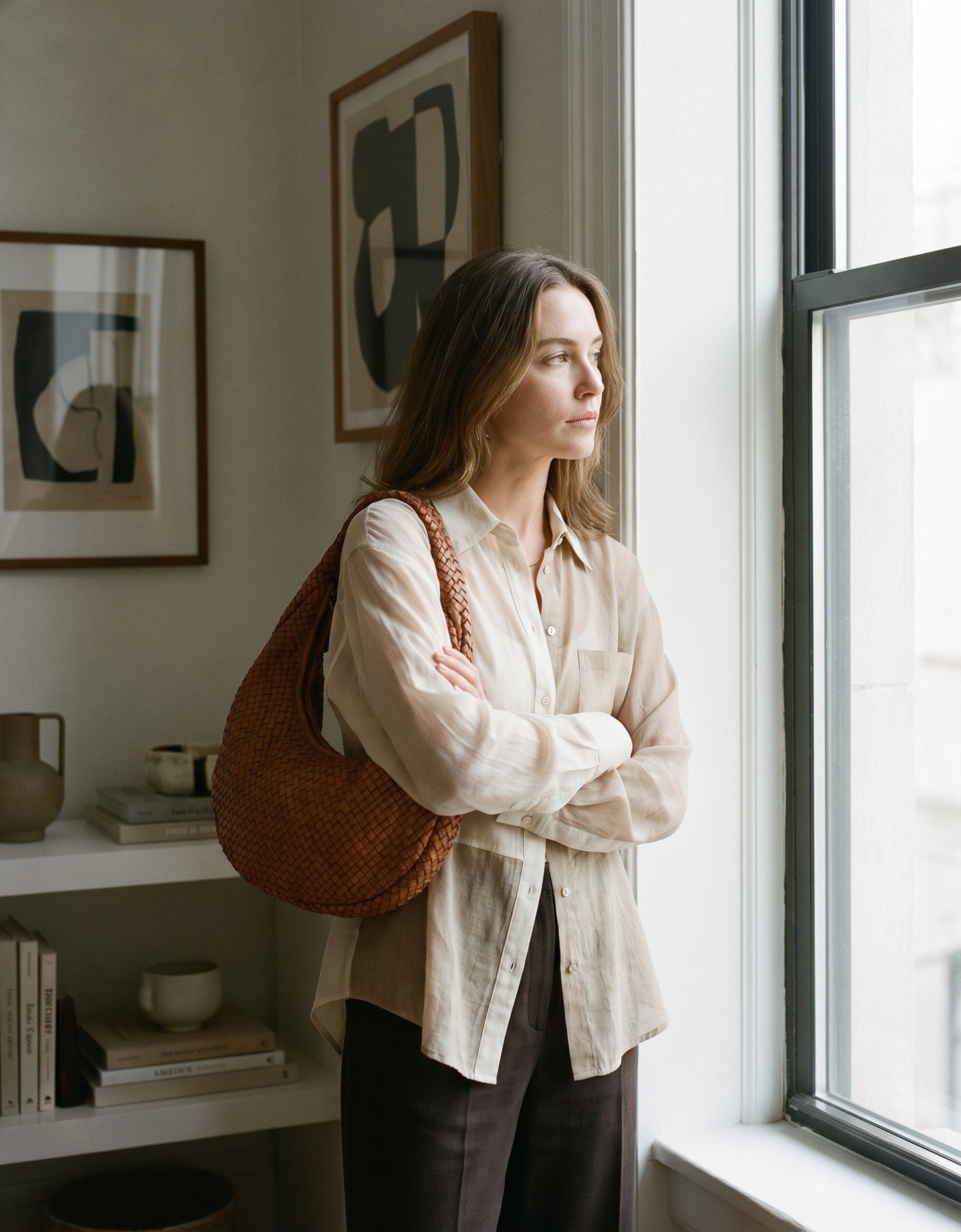 Streetstyle-Look mit der cognac braun geflochtenen Beuteltasche aus Echtleder, perfekt kombiniert mit urbanem Sommer-Stil
