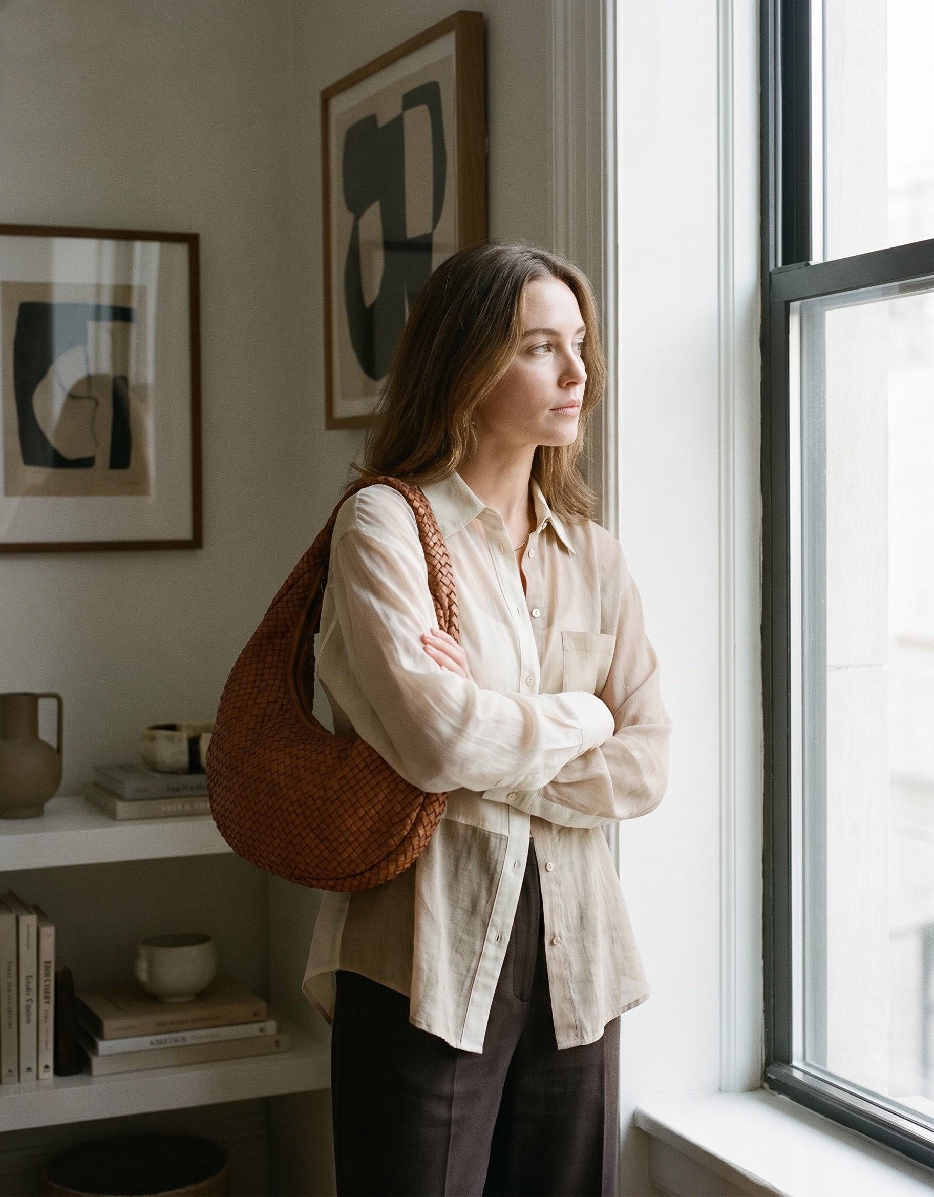 Streetstyle-Look mit der cognac braun geflochtenen Beuteltasche aus Echtleder, perfekt kombiniert mit urbanem Sommer-Stil