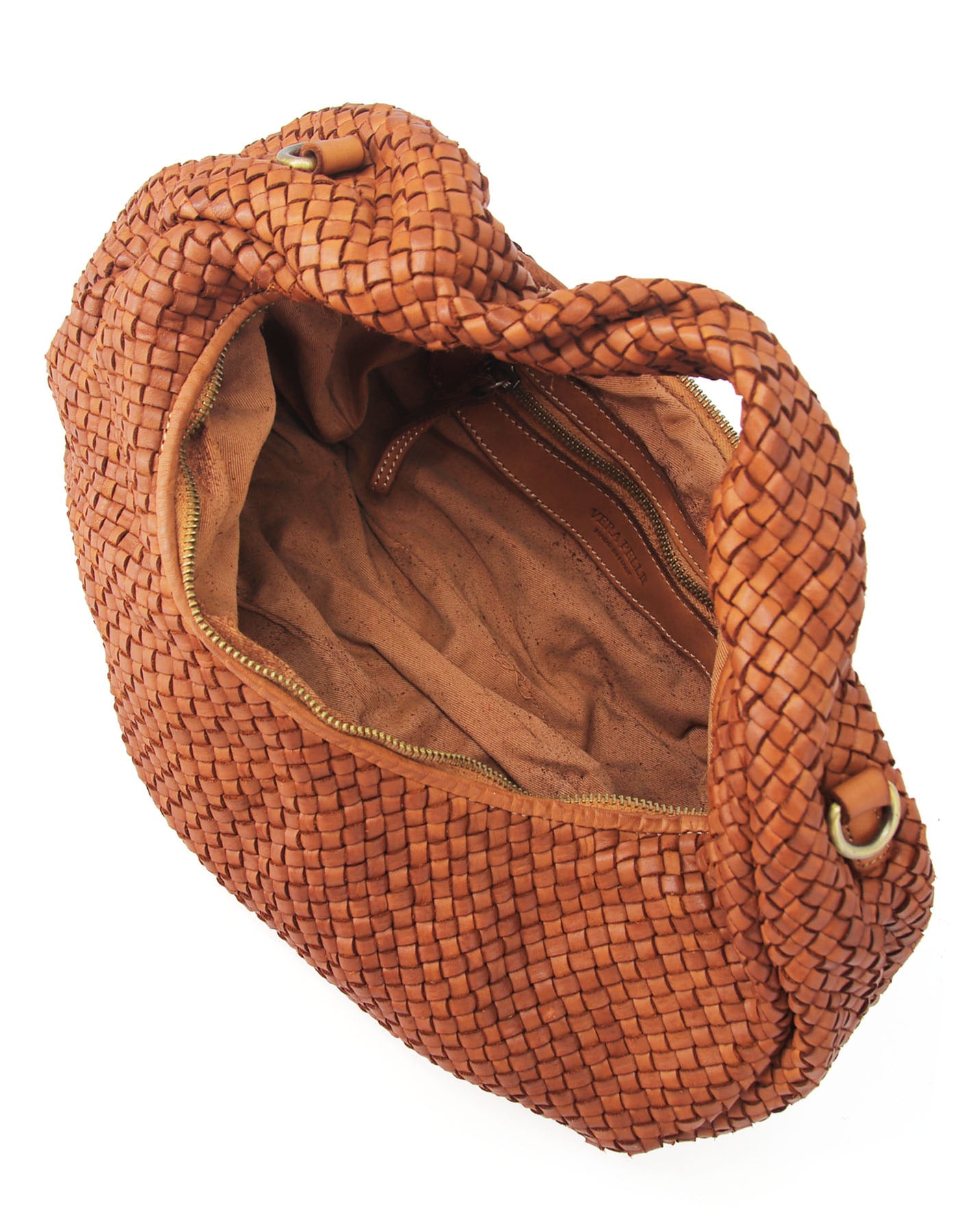 Innenansicht der cognac braune geflochtenen Hobo Bag aus Echtleder mit Reißverschlussfach und praktischer Raumaufteilung