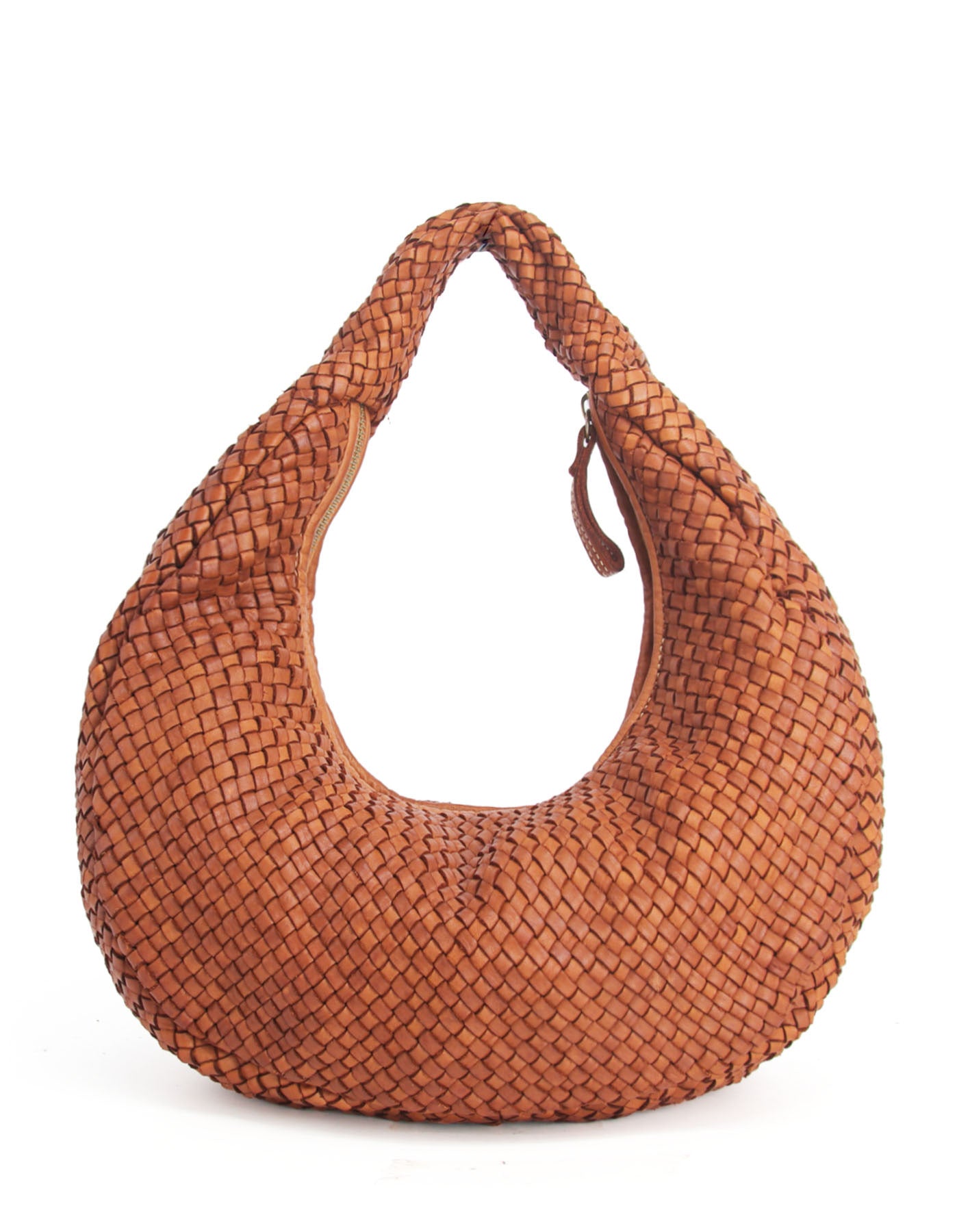 Rückansicht der cognacbraunen Beuteltasche aus geflochtenem Echtleder, mittelgroße Damen-Handtasche mit Zip-Fach