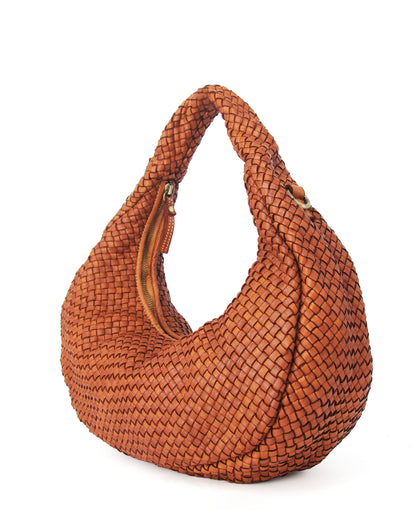 Seitenansicht der geflochtenen Leder-Hobo-Tasche in Cognac, weiches italienisches Kalbsleder im lässigen Slouchy-Look