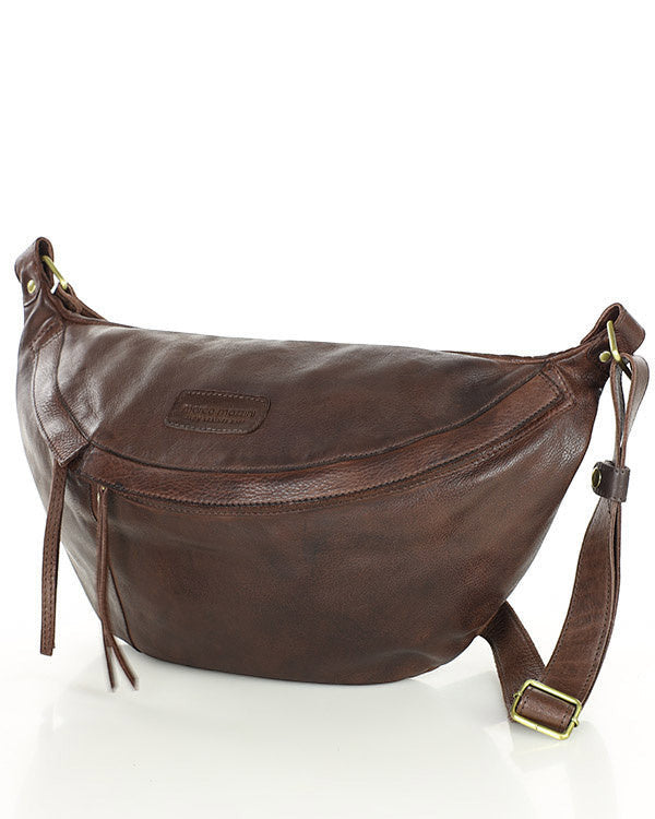 Große Leder Bauchtasche in Halbmondform für Damen & Herren in braun, elegante XXL Crossbody bag im minimalistischen Designe