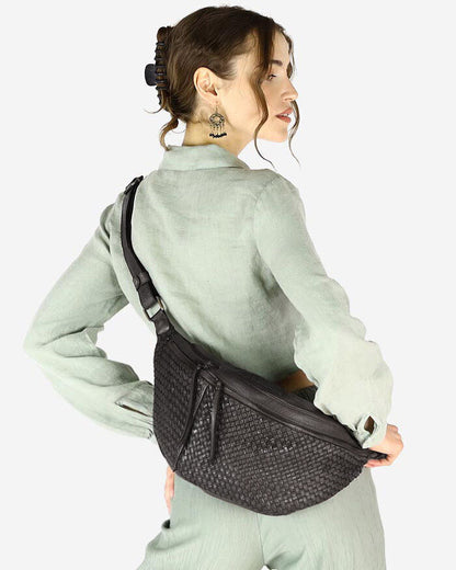 MOND 2 ● Large unisex bum bag - crossbag made of hand-woven genuine leather with zip.