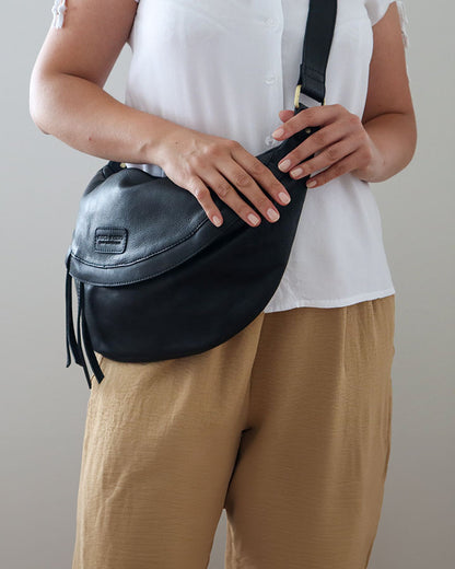 ESCAPE™ Large Italian leather bum bag for women, with zipper