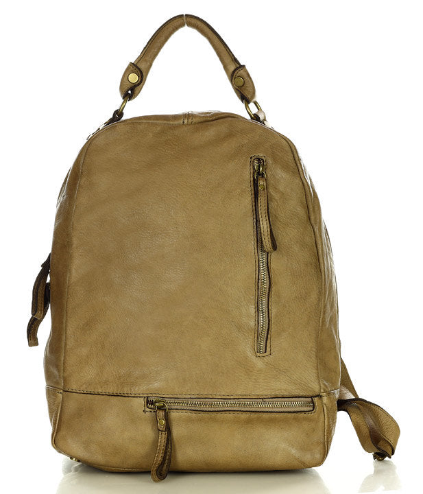 Nachhaltiger und umweltfreundlicher Rucksack aus echtem Leder in modernem Beige-Taupe, Modell SICILLA mit weicher Struktur und natürlicher Narbung.