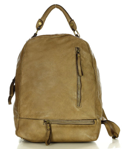 Nachhaltiger und umweltfreundlicher Rucksack aus echtem Leder in modernem Beige-Taupe, Modell SICILLA mit weicher Struktur und natürlicher Narbung.