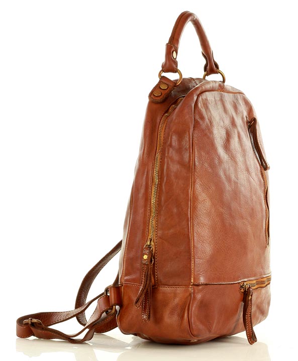 Nachhaltiger und umweltfreundlicher Vintage Rucksack aus echtleder in modernem cognac, Modell SICILLA mit weicher Struktur und natürlicher Narbung.