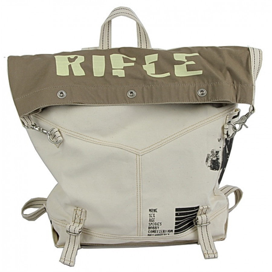 RIFLE 2in1 Rucksacktasche und Schultertasche aus robustem Baumwoll-Canvas in Off-White mit modernem Allover-Print in der Vorderansicht auf weißem Hintergrund.