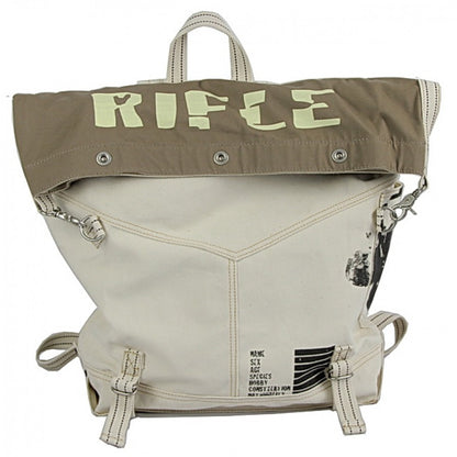 RIFLE 2in1 Rucksacktasche und Schultertasche aus robustem Baumwoll-Canvas in Off-White mit modernem Allover-Print in der Vorderansicht auf weißem Hintergrund.