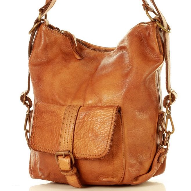 Größenvergleich der mittelgroßen 2-in-1 Rucksacktasche für Damen mit einem DIN-A4 Dokument, um das geräumige Format zu zeigen.
