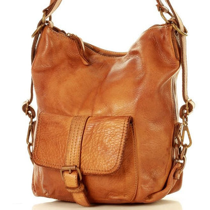 Größenvergleich der mittelgroßen 2-in-1 Rucksacktasche für Damen mit einem DIN-A4 Dokument, um das geräumige Format zu zeigen.