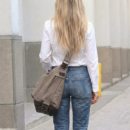 SAFFI HOBO Damen Canvas Beuteltasche in Khaki-Braun aus robustem Segeltuch mit Kunstleder-Boden freigestellt auf weißem Hintergrund.