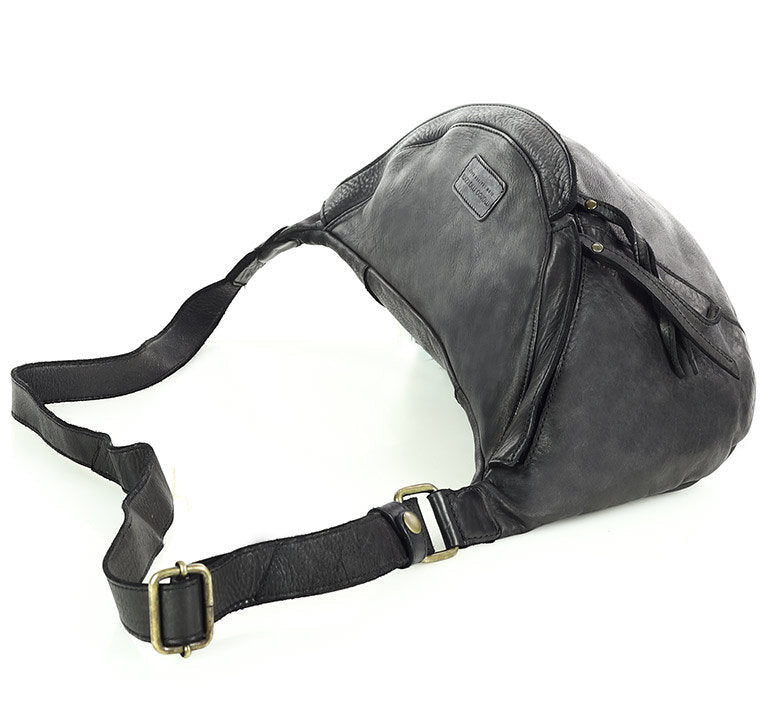 Schwarze XXL Leder-Bauchtasche Crossbody in Seitenansicht, zeitlose Brusttasche aus weichem Leder mit viel Stauraum