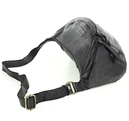 Schwarze XXL Leder-Bauchtasche Crossbody in Seitenansicht, zeitlose Brusttasche aus weichem Leder mit viel Stauraum