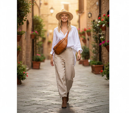 Elegantes Detail-Moodbild der cognac braun XXL Echtleder Bauchtasche, getragen im modernen Crossbody-Stil für den Alltag