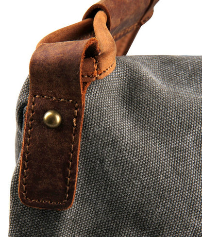 Makroaufnahme der dichten Textur des robusten 20 oz Baumwoll-Canvas im Kontrast zum feinen Kalbsleder.