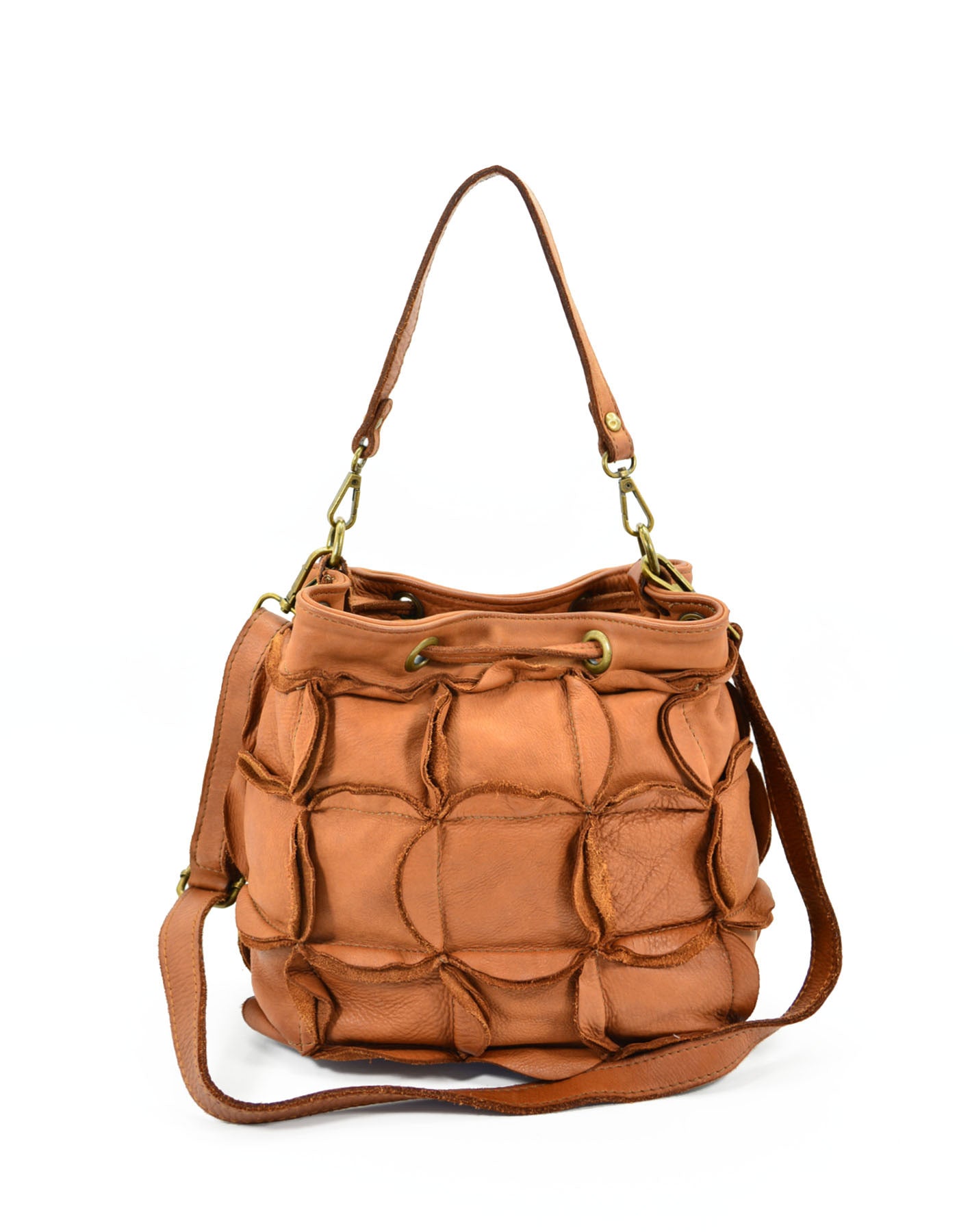 Vintage Beuteltasche Damen aus cognac Echtleder Rückansicht mit Fokus auf die hochwertige handgearbeitete Flechtoptik