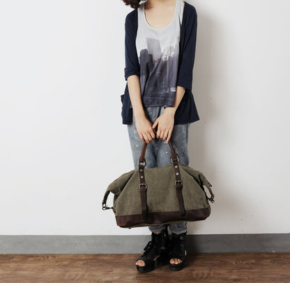 Femme avec sac week-end porté à la main et épaule