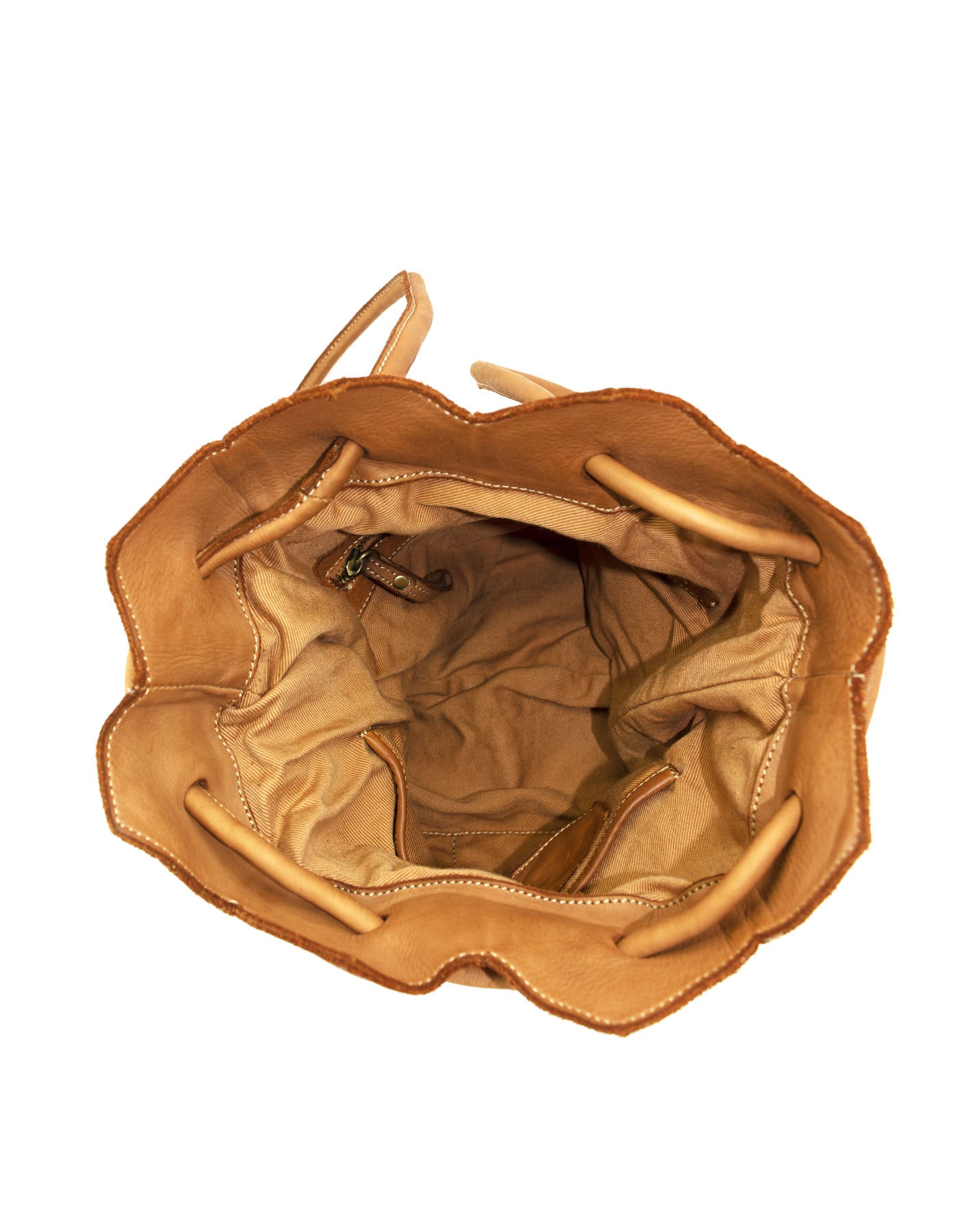 Innenleben des braunen Lederrucksacks für Damen: Hochwertiges Baumwollfutter mit Reißverschlussfächern für perfekte Organisation.