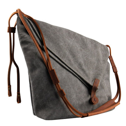 Elegante Vintage Damen Hobo-Umhängetasche aus grauem Canvas und Leder in der Vorderansicht.