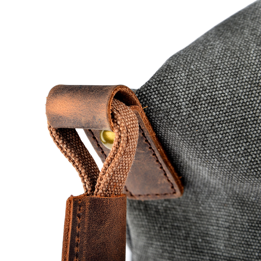 Lifestyle-Foto der grauen Vintage Hobo Bag, das die charakteristische, weiche und leicht geknautschte Form betont.