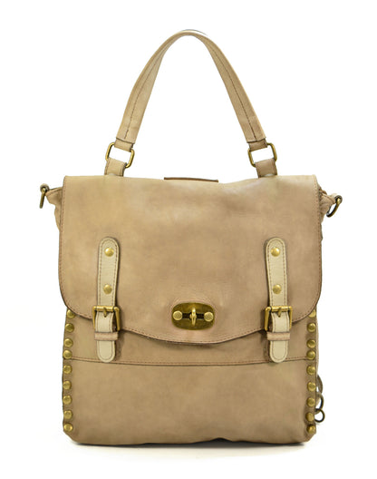 Beiger Vintage Lederrucksack für Damen im hellen Boho-Chic aus weichem Kalbsleder mit bronzefarbenen Nieten.
