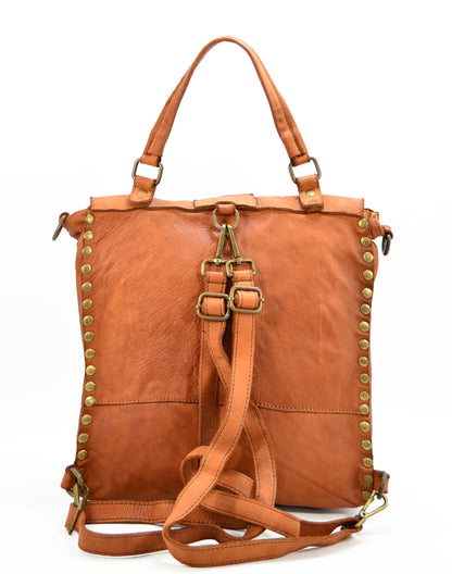 Rückansicht des Vintage Lederrucksacks in Cognac mit verstellbaren Schulterriemen aus strapazierfähigem Vachetta-Leder.