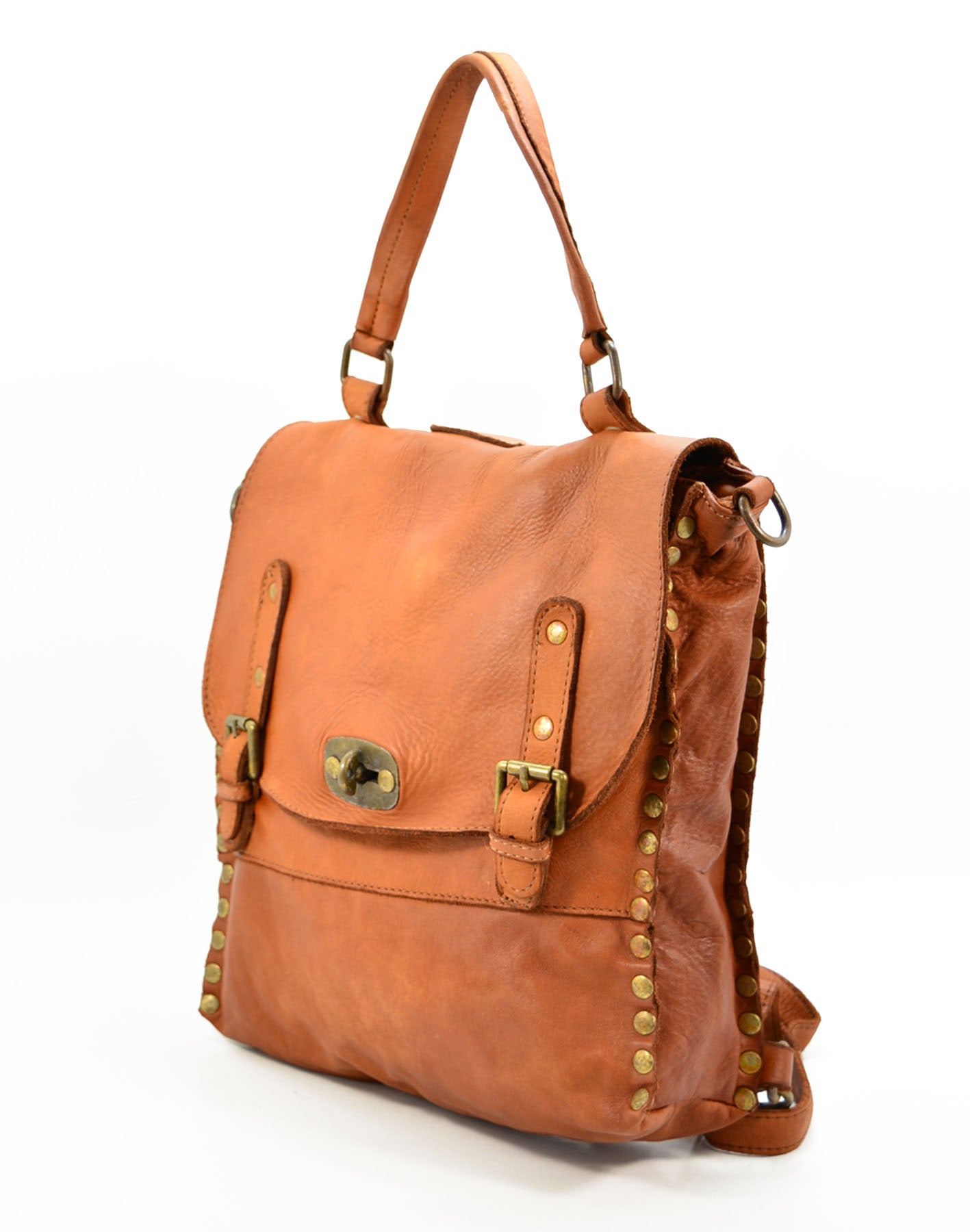 Boho Lederrucksack Damen Echtleder mit Nieten umgewandelt als elegante 2-in-1 Schultertasche in Cognac.