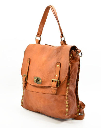 Boho Lederrucksack Damen Echtleder mit Nieten umgewandelt als elegante 2-in-1 Schultertasche in Cognac.