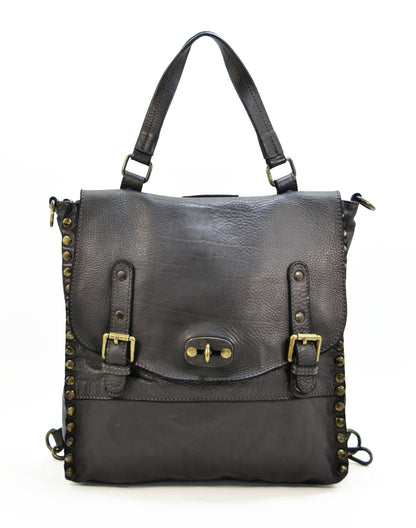 Schwarzer Vintage Lederrucksack für Damen aus Echtleder mit markanten Nieten auf der Vorderseite im Ethno-Look.