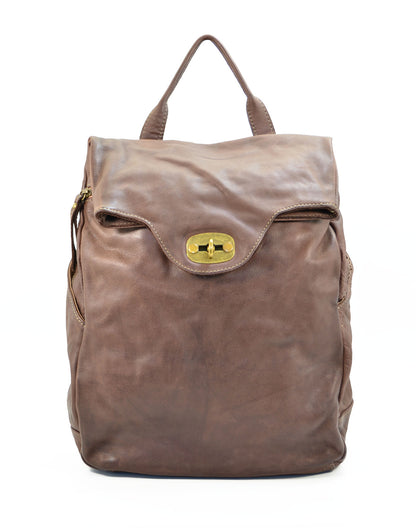 Klassischer Lederrucksack für Damen und Herren im satten Braunton, handgefertigtes italienisches Rindsleder mit Manufaktur-Charakter und markanter Klappe.