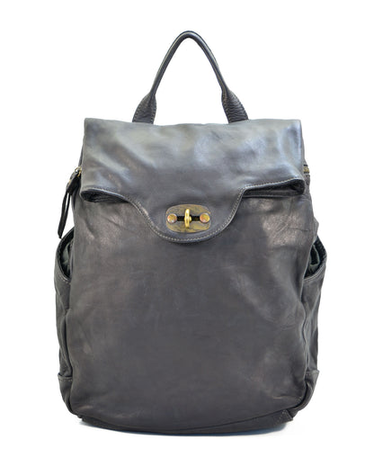 Urbaner Vintage Lederrucksack in Schwarz aus mattem, weichem Rindsleder, minimalistisches Design mit doppelter Sicherung durch Reißverschluss und Klappe für das Büro.