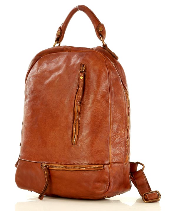 Nahaufnahme der Vorderseite des SICILLA Lederrucksack Damen mit praktischen Fronttaschen, magnetischen Riemenverschlüssen und präzisen, robusten Ziernähten.