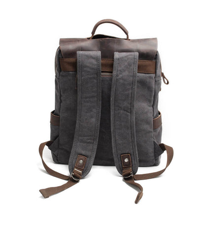 Rückseite des dunkelgrauen VINTAGE TAR Rucksacks mit verstellbaren Schulterrieme
