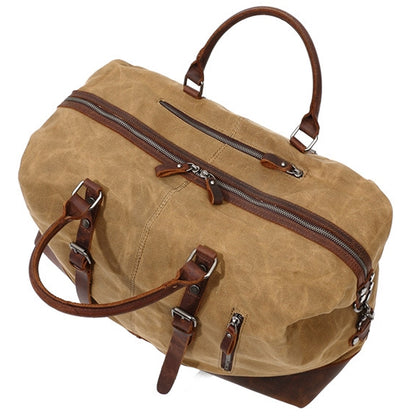 Nahaufnahme der Oberflächenstruktur des khaki gewachsten Canvas-Stoffs mit den charakteristischen hellen Vintage-Streifen und einer sauberen Kreuznaht aus Sattlergarn.