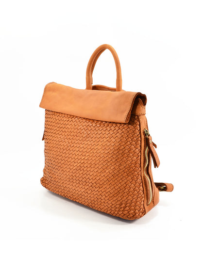 Seitenansicht des cognacfarbenen Lederrucksacks aus italienischem Kalbsleder mit flachem, elegantem Profil