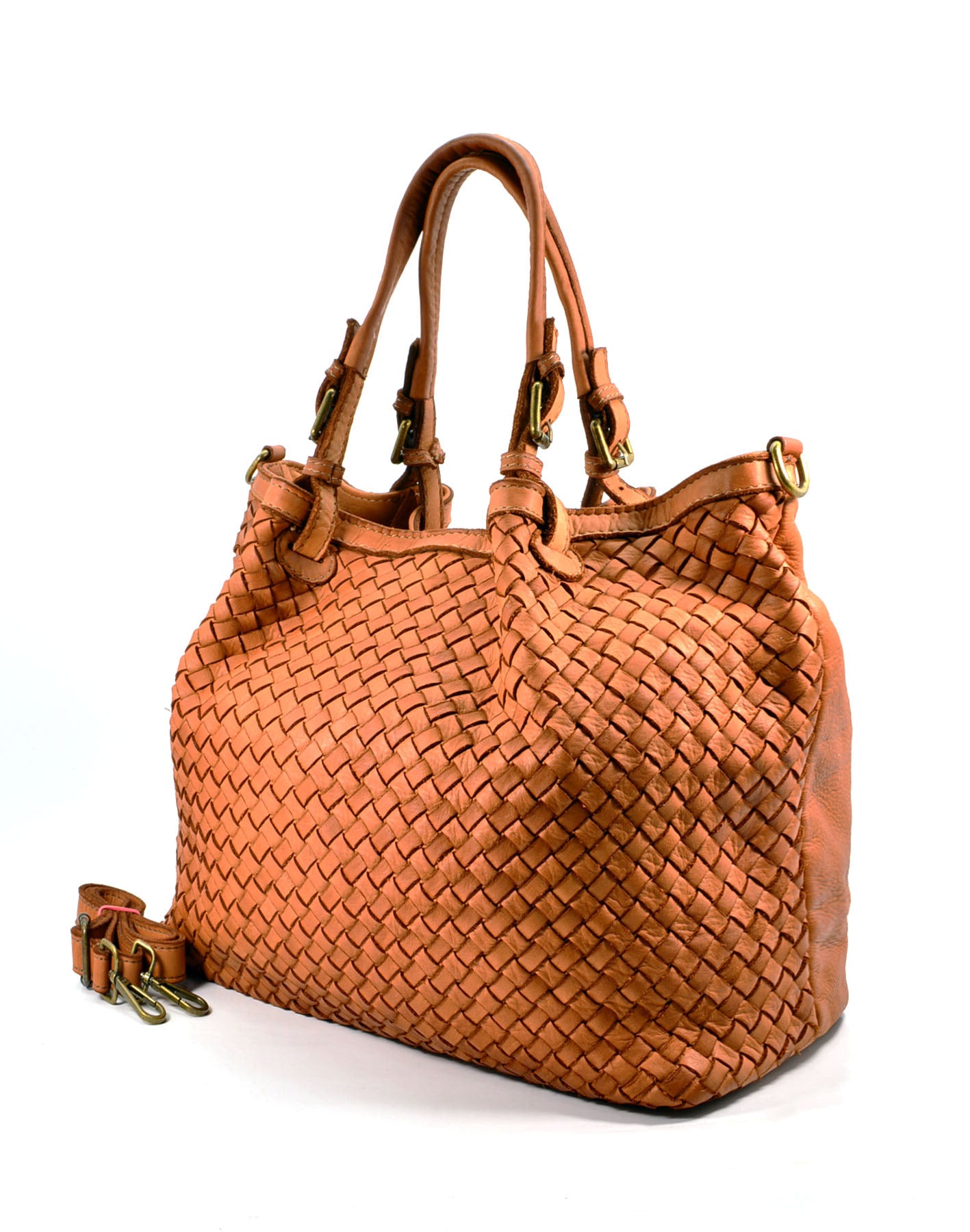 Seitenansicht der XL Leder-Handtasche in cognac, die das flexible, weiche Profil und die Taschenaufhängung zeigt.