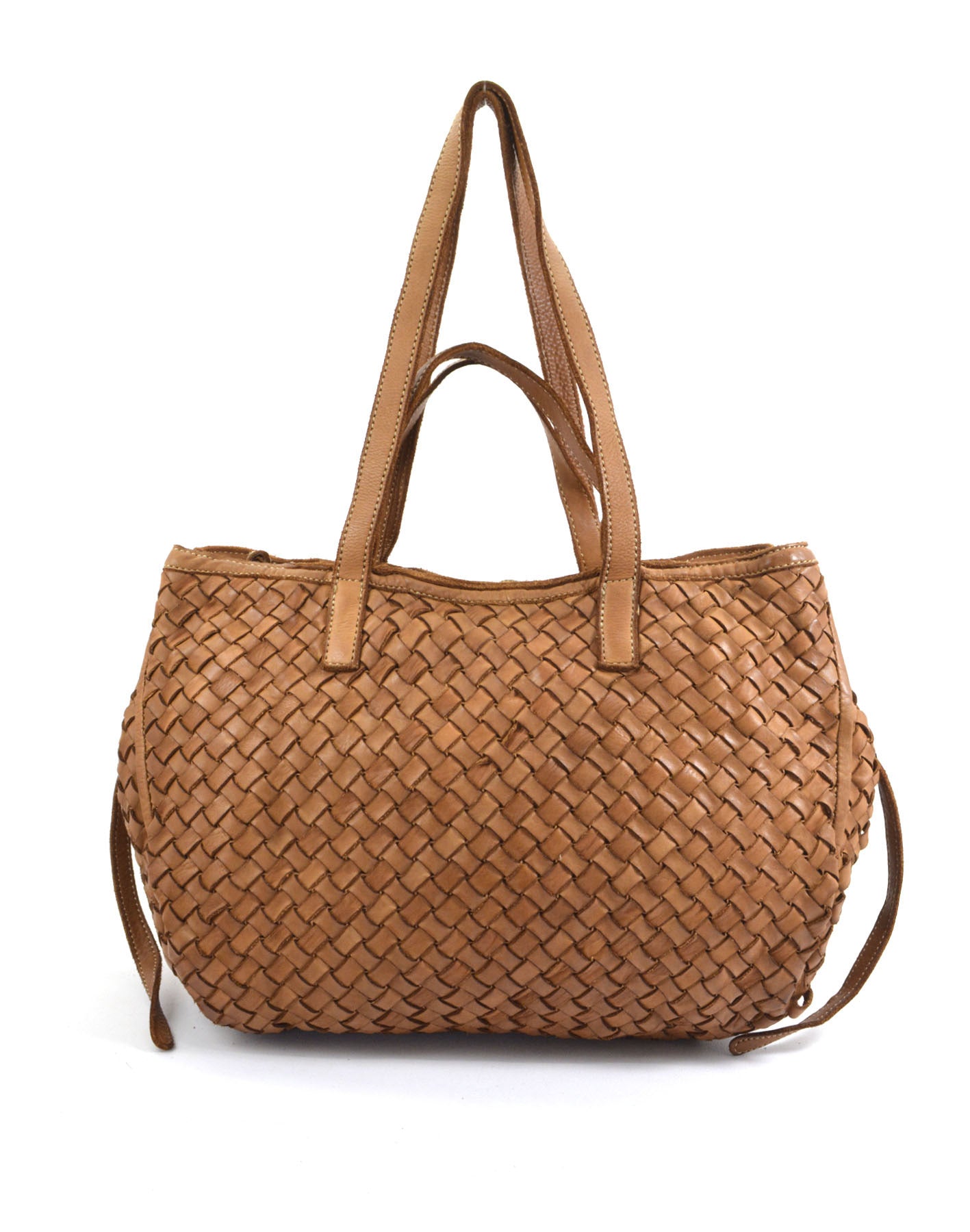 Exclusive braided shoulder bag YOTTI in classic cognac tone. The front view emphasizes the warm, cognac-brown color of the piece-washed Italian vintage-style calf leather.