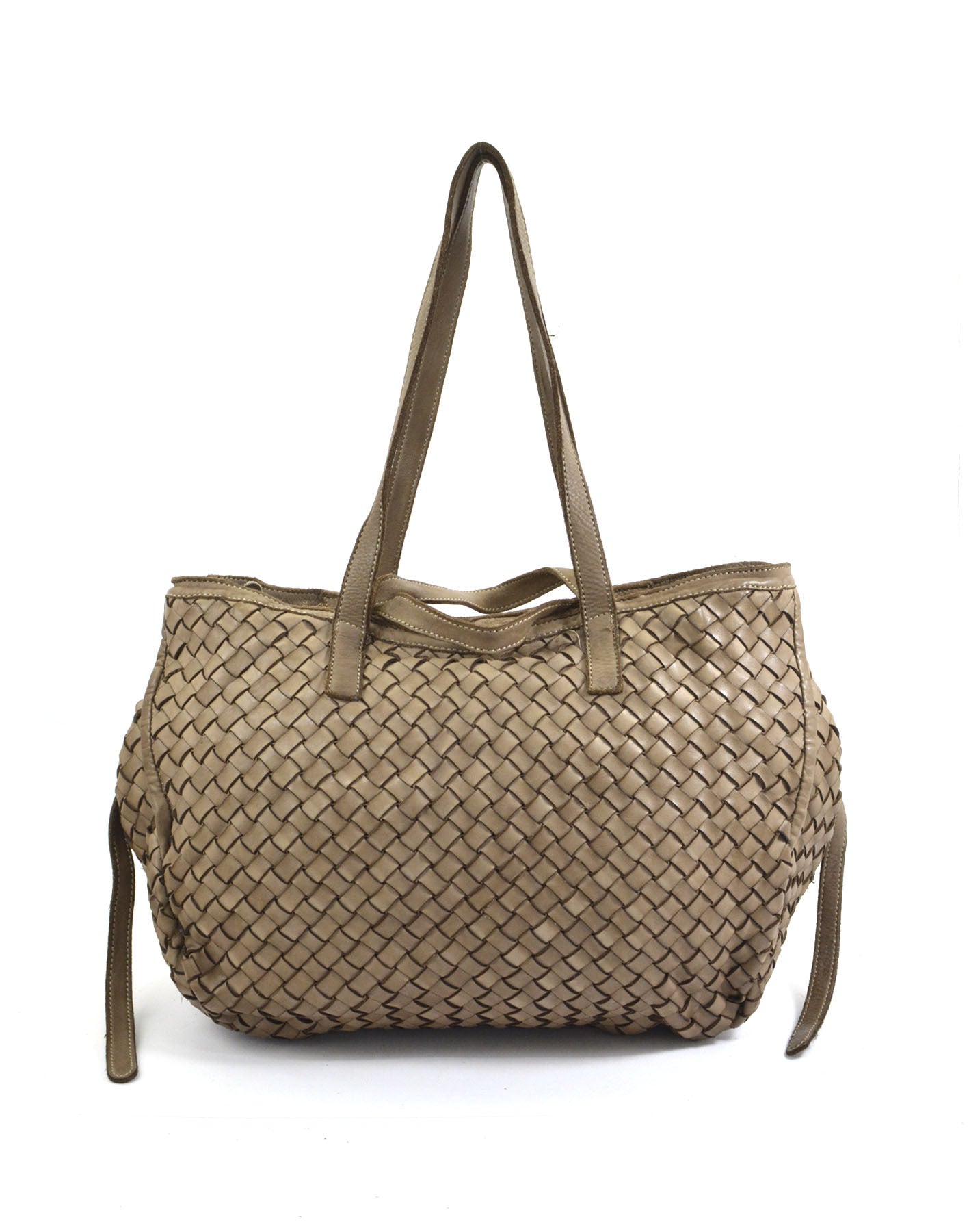 Elegante, gran bolso de hombro YOTTI de piel de vacuno italiana trenzada en beige topo. La vista frontal muestra la lujosa estructura trenzada, las asas de cuero resistentes y la cremallera de primera calidad.