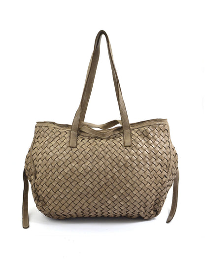 Elegante, gran bolso de hombro YOTTI de piel de vacuno italiana trenzada en beige topo. La vista frontal muestra la lujosa estructura trenzada, las asas de cuero resistentes y la cremallera de primera calidad.