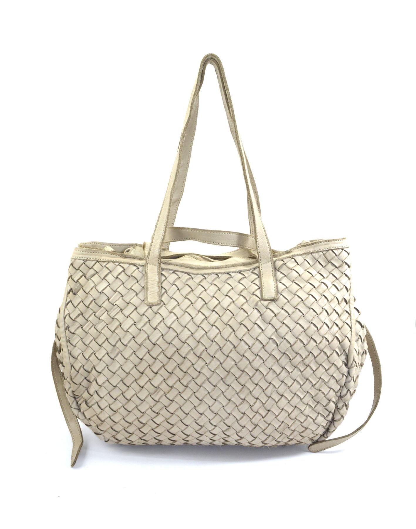 Elegante, grande bolso de hombro YOTTI de piel de vacuno italiana trenzada en color beige. La vista frontal muestra la lujosa estructura trenzada, las asas de cuero resistentes y la cremallera de primera calidad.