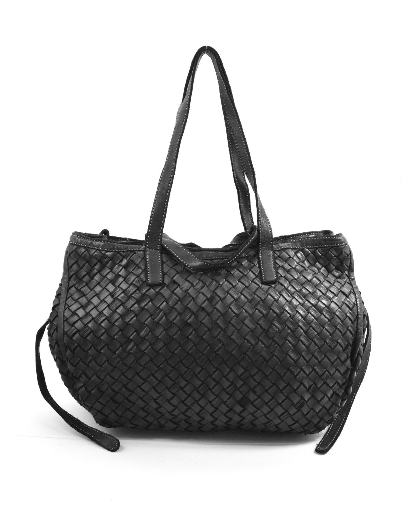 Bolso de hombro atemporal negro y shopper YOTTI de piel trenzada auténtica. La vista frontal muestra el diseño minimalista y elegante con acabado mate y herrajes metálicos de primera calidad.