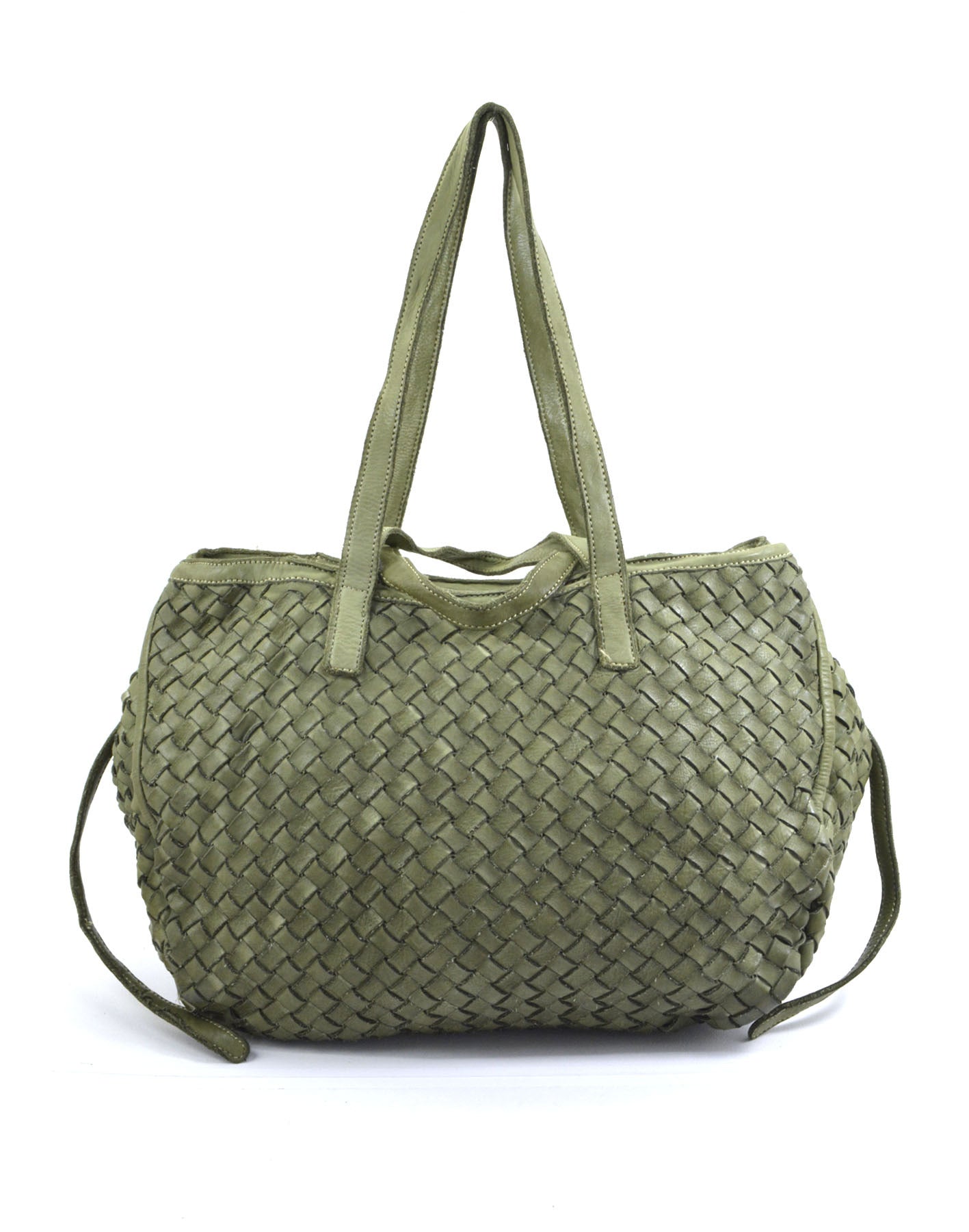 Bolso shopper grande YOTTI de cuero en un intenso color verde botella. Presentación del frente trenzado con el innovador sistema de 3 correas y acabado vintage de alta calidad.