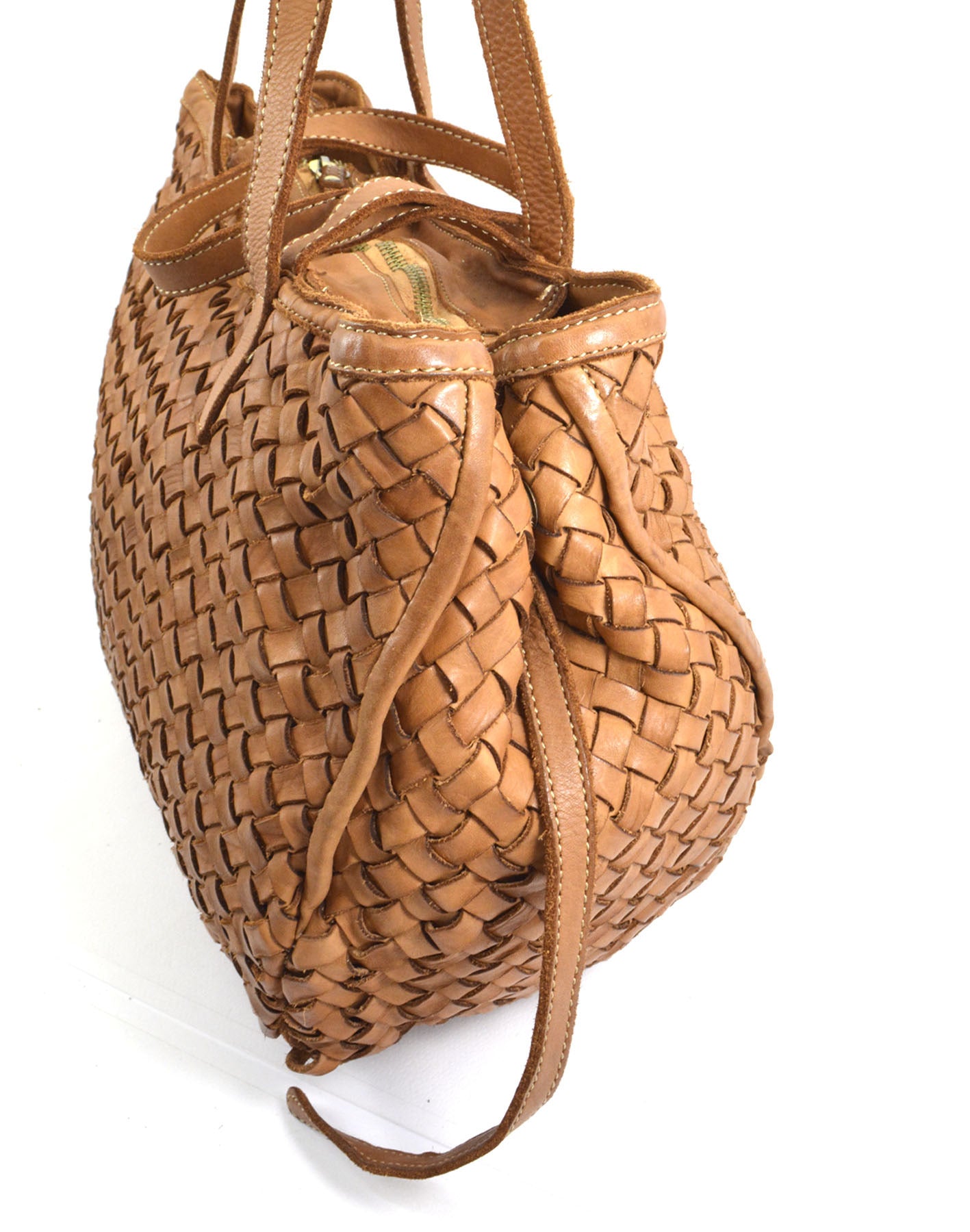 Perfil lateral del bolso shopper YOTTI en coñac. Son claramente visibles los botones a presión laterales para la regulación flexible del volumen y la estructura suave del cuero Lavata.
